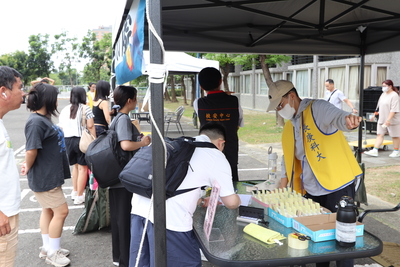 工作人員協助新生推車借用1圖片