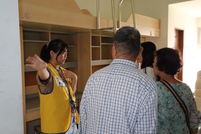 工作人員指引新生住宿寢室3圖片