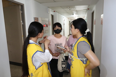 工作人員指引新生住宿寢室4圖片