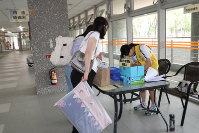 工作人員協助新生寢室鑰匙領取2圖片