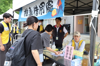 工作人員協助新生推車借用3圖片