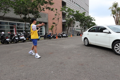工作人員指引家長停車2圖片