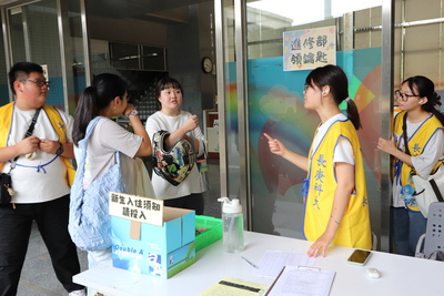 工作人員協助新生寢室鑰匙領取5圖片