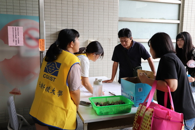 工作人員協助新生寢室鑰匙領取3圖片