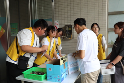 工作人員協助新生寢室鑰匙領取4圖片