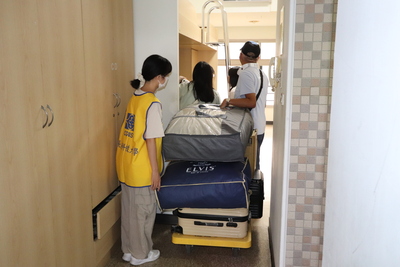 工作人員指引新生住宿寢室2圖片