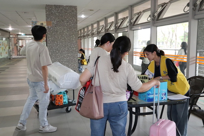 工作人員協助新生寢室鑰匙領取1圖片