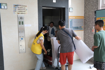 工作人員指引新生住宿樓層2圖片