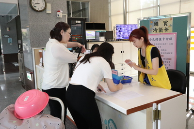 工作人員告知冷氣卡購買方式1圖片