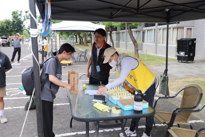 工作人員協助新生推車借用2圖片