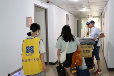 工作人員指引新生住宿寢室1圖片