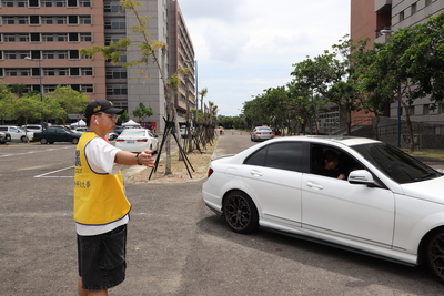 工作人員指引家長停車1圖片