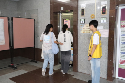 工作人員指引新生住宿樓層1圖片