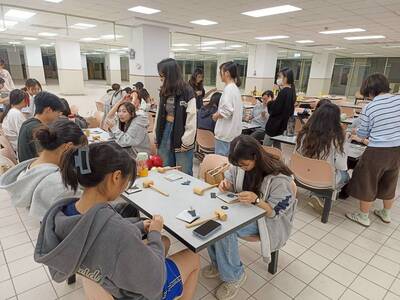 自治會幹部全程逐桌指導與協助圖片