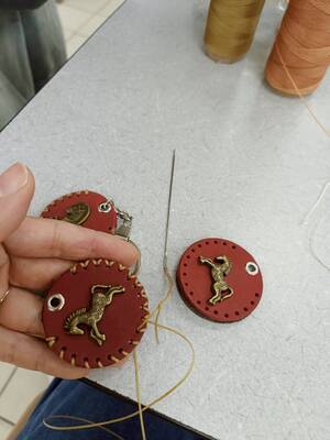 進行皮革縫製圖片