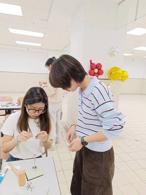 設計師現場協助調整與修正圖片