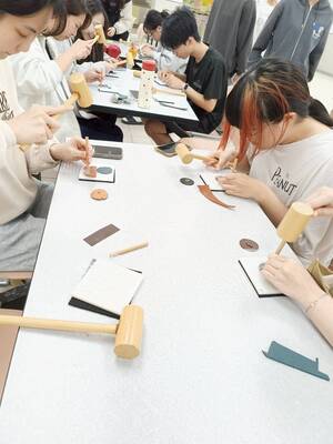 敲打DIY壓字樂趣無窮圖片