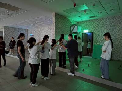 進入密室前緊張氣氛圖片