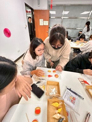 講師現場指導同學圖片
