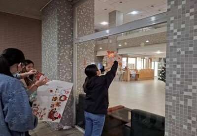 同學參與宿舍公區節慶圖片創意佈置圖片