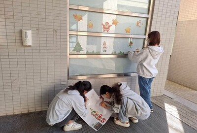同學參與宿舍一樓大廳節慶圖片創意佈置1圖片