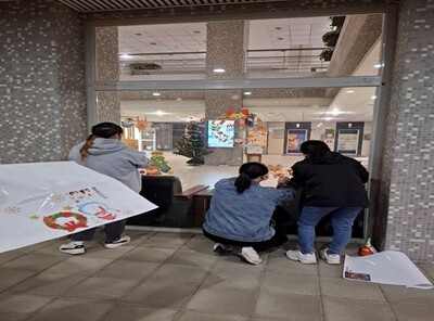同學參與宿舍公區節慶圖片創意佈置1圖片