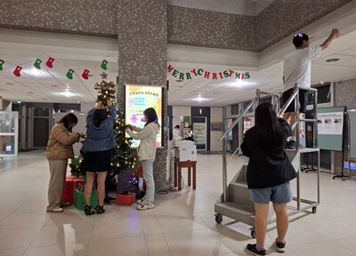 同學參與宿舍一樓大廳節慶佈置1圖片