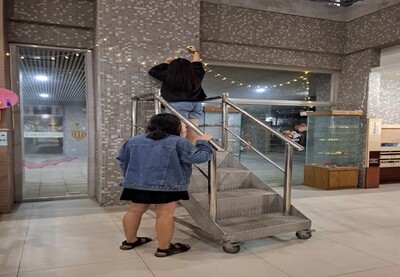 同學參與宿舍一樓大廳節慶佈置圖片