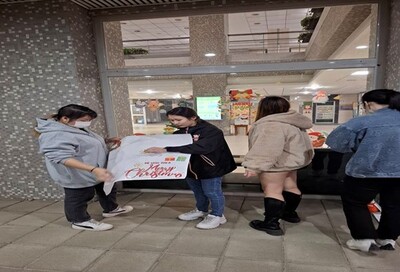 同學參與宿舍公區節慶圖片創意佈置2圖片