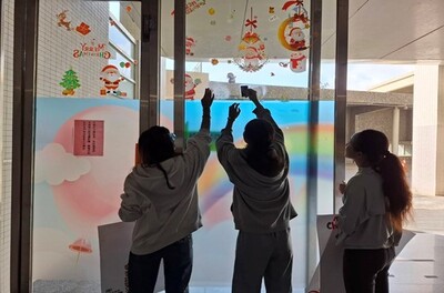 同學參與宿舍一樓大廳節慶圖片創意佈置圖片