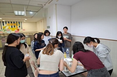 同學拿取鬆餅製作的食材圖片
