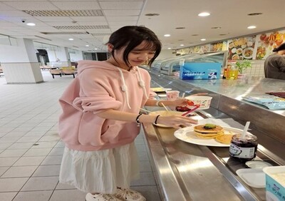 將煎熟的鬆餅添加果槳、水果、等配料圖片