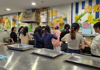同學進行鬆餅煎製圖片