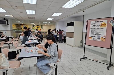 同學拿取食材進行鬆餅粉製作圖片