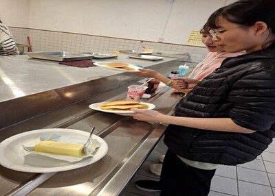 將煎熟的鬆餅添加果槳、水果、等配料1圖片