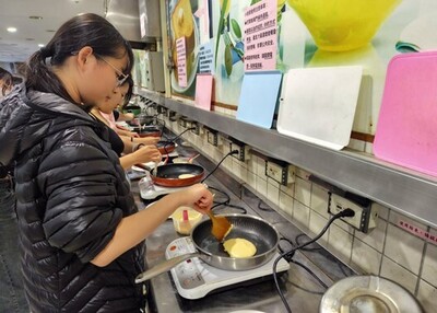 同學將鬆餅液倒入平底鍋煎熟圖片
