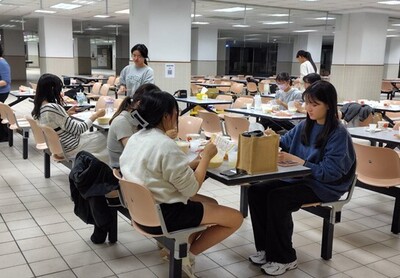 室友共同參與鬆餅製作圖片