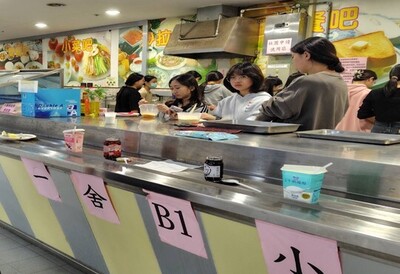 同學等候鬆餅煎製圖片