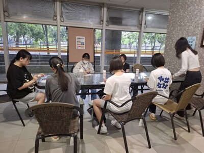 同學進行木片上文字及塗鴉創作圖片