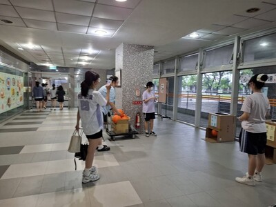 同學進行投籃圖片