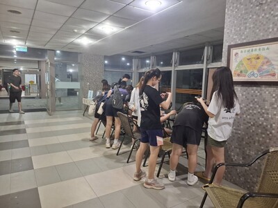 社團結束後同學趕來參加活動圖片