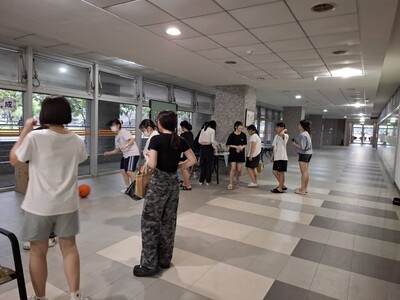 活動完成後同學領取肉粽圖片
