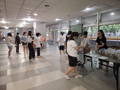 參與的同學由工作人員引導完成活動圖片