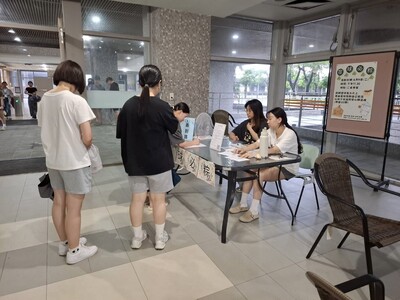 同學領取木片圖片