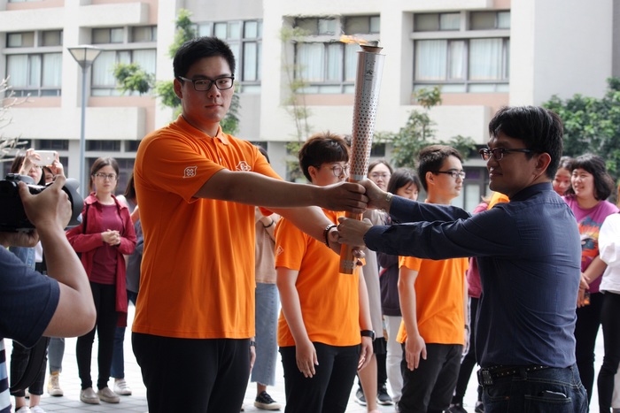 聖火傳遞_分部主任傳遞給本校學生