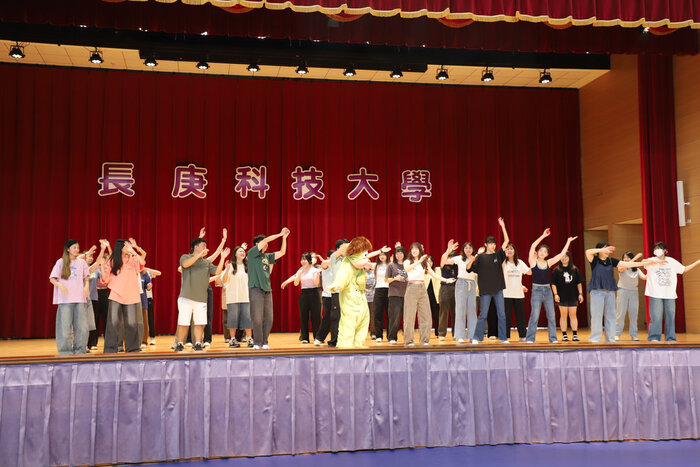 創意進場_2N101班表演2