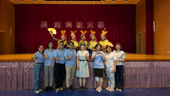 印尼舞蹈團與職員合影2