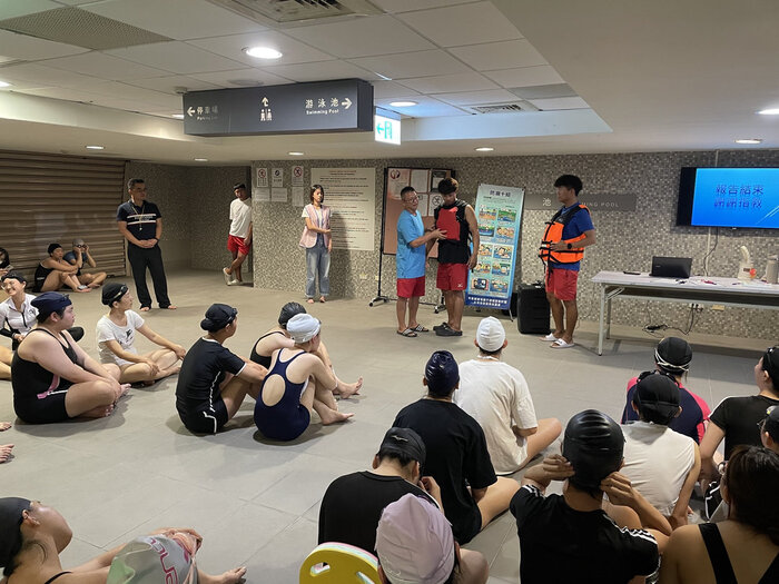 游泳接力賽_講解救生衣穿著注意事項