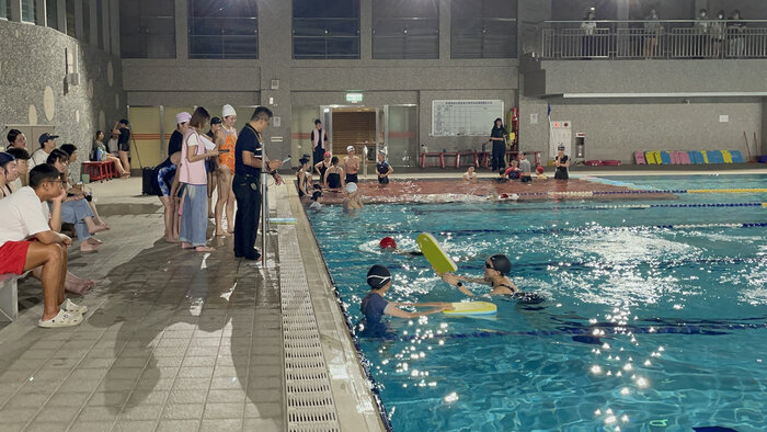 游泳接力賽_即將抵達終點