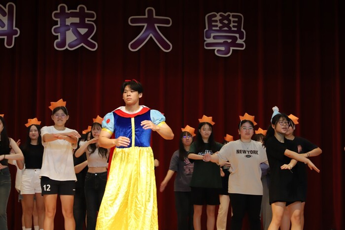 創進進場_四技護理系1年1班_表演過程2圖片